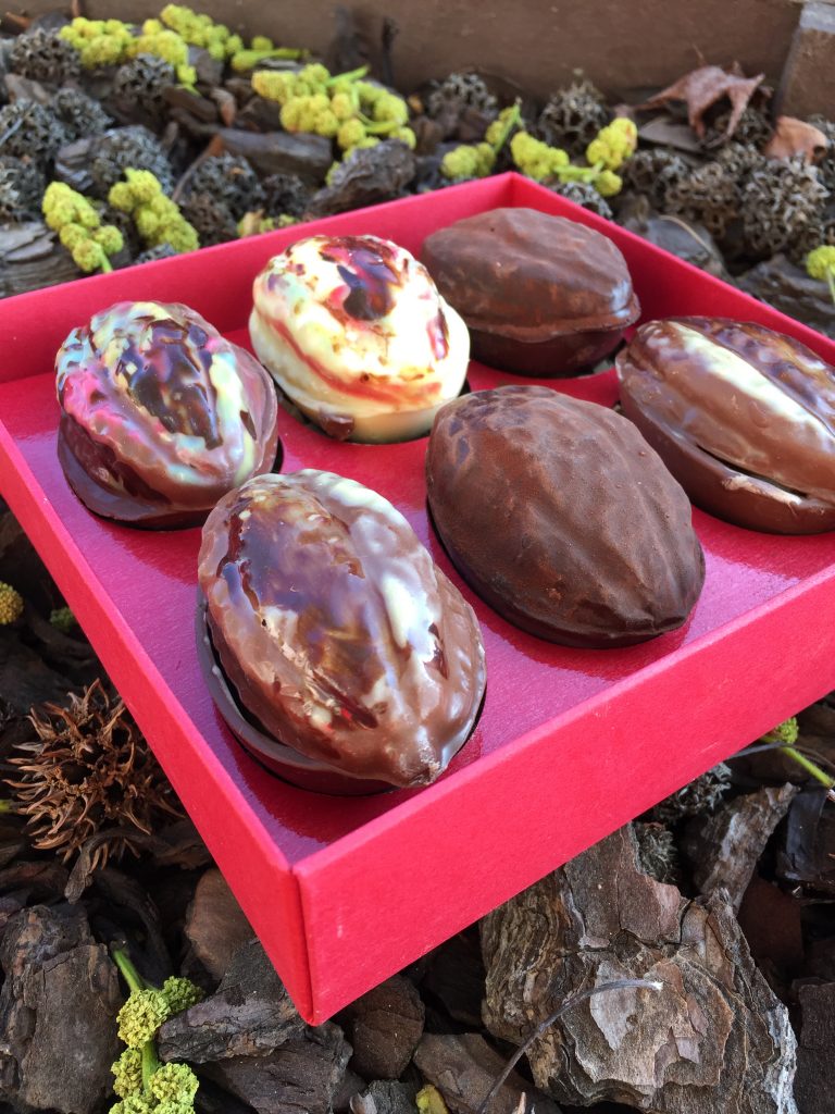 Œufs-de-paques-en-forme-de-cabosse-cacao-chocolat