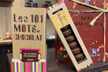 Coffret festif : boîte vintage 24 macarons + 24 bonbons au chocolat + 6  marrons glacés